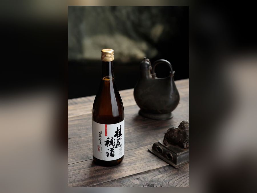 古典托盘上的稠酒瓶配图