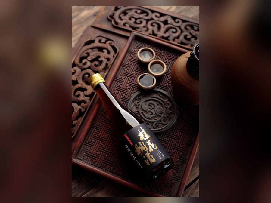 雕花木盘中的稠酒配图